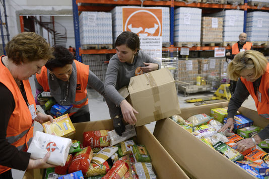 Rangement des denrées alimentaires données  à la sortie de magasins à l'entrepôt de stockage de la banque alimentaire de Marseille en 2012. ANNE-CHRISTINE POUJOULAT / AFP