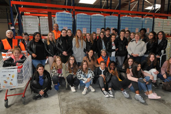 Les élèves de Sainte-Cécile avec la banque alimentaire./Photo DDM 