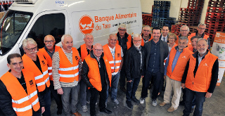 Un camion lancé officiellement en présence des gilets orange et de représentant des mécènes.