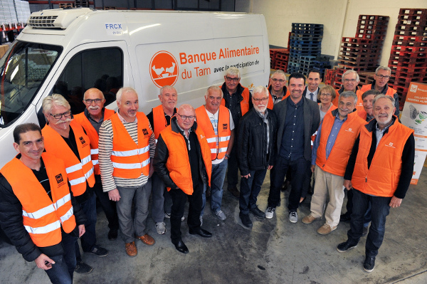 Un camion lancé officiellement en présence des gilets orange et  de représentant des mécènes.