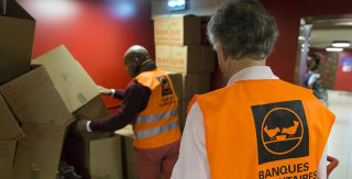 Menacées par la diminution des contrats aidés, les Banques alimentaires, premier réseau de collecte de denrées alimentaires en France, lancent une grande campagne pour recruter des bénévoles dans toute la France