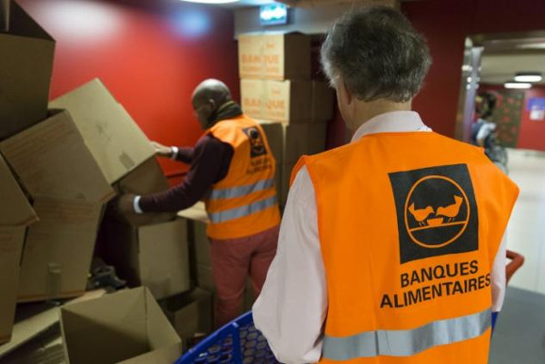 Menacées par la diminution des contrats aidés, les Banques alimentaires, premier réseau de collecte de denrées alimentaires en France, lancent une grande campagne pour recruter des bénévoles dans toute la France
