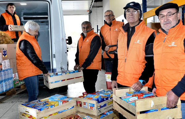 Les gilets orange, les bénévoles des associations, seront sur le pont pour la 34e collecte nationale./ Photo DDM, EC 