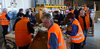Les bénévoles de la Banque alimentaire s'activent pour répartir les dons./ Photo DDM
