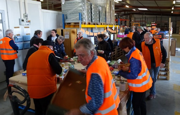 Les bénévoles de la Banque alimentaire s'activent pour répartir les dons./ Photo DDM 