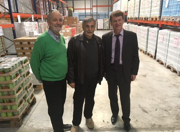 Le député et les dirigeants de la banque alimentaire./Photo DDM 