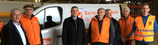 Autour du nouveau fourgon, Christophe Ramon, président du conseil départemental du Tarn, Bernard Cabrol, président de la Banque Alimentaire, élus et bénévoles