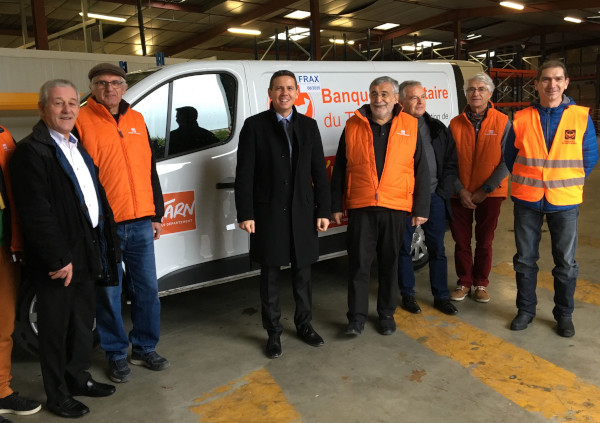 Autour du nouveau fourgon, Christophe Ramon, président du conseil départemental du Tarn, Bernard Cabrol, président de la Banque Alimentaire, élus et bénévoles
