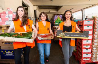 Trois gilets orange banques alimentaires