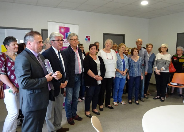 Christian Brunet s'est vu remettre le trophée et le chèque par Mrs Bousquet et Féral de la BPO./Photo DDM 