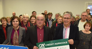 Marie-Christine Verdier-Jouglas (directrice) et Jean-Marc Fages, président du Crédit Agricole Albi-Vigan, ont remis à Christian Brunet un chèque pour l'achat d'une vitrine réfrigérée.