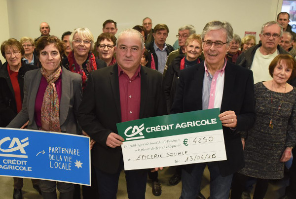 Marie-Christine Verdier-Jouglas (directrice) et Jean-Marc Fages, président du Crédit Agricole Albi-Vigan, ont remis à Christian Brunet un chèque pour l'achat d'une vitrine réfrigérée.