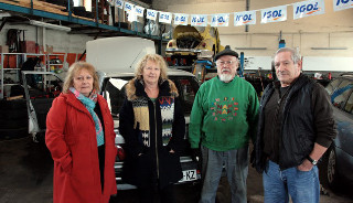 Le garage associatif veut améliorer le matériel et l'outillage pour aider la mobilité des personnes précaires. Monique Pique, Annie Bernardet et Jean-Michel Uthurralte en sont des chevilles ouvrières./ Photo A. G. 