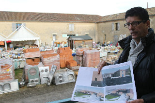 La cour, un espace de 800 m2, sera entièrement couverte, explique Omar Ben Hadjoudja./ Photo DDM Sébastien Lapeyrere 