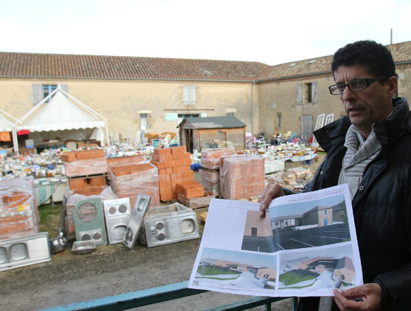 La cour, un espace de 800 m2, sera entièrement couverte, explique Omar Ben Hadjoudja./ Photo DDM Sébastien Lapeyrere 