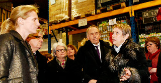 Le fonctionnement de La Banque alimentaire où la présidente (à droite) avait reçu Ségolène Neuville, secrétaire d'Etat contre l'exclusion en janvier, épuise ses bénévoles/ Photo DDM