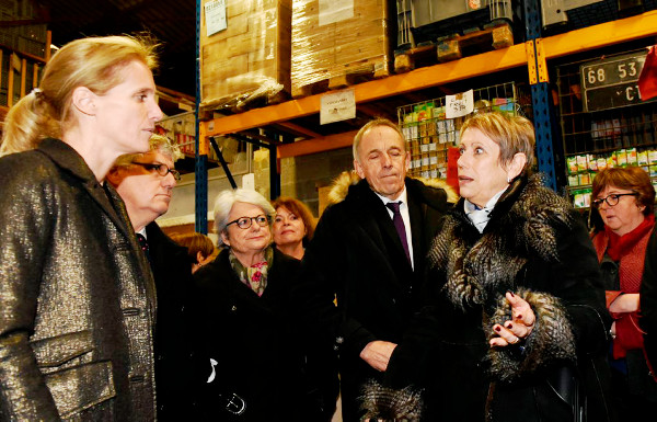 Le fonctionnement de La Banque alimentaire où la présidente (à droite) avait reçu Ségolène Neuville, secrétaire d'Etat contre l'exclusion en janvier, épuise ses bénévoles/ Photo DDM