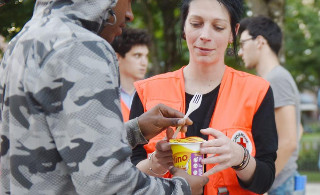 Élodie, une bénévole du Samu social donne un bol de pâtes à un homme dans le besoin./ Photo DDM Marie-Pierre Volle