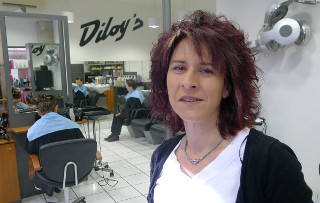 Laetitia Amarger, patronne du salon Diloy's récupère les cheveux naturels auprès de ses clientes qui donnent leur accord./photo DDM, JMG.
