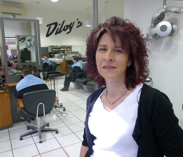 Laetitia Amarger, patronne du salon Diloy's récupère les cheveux naturels auprès de ses clientes qui donnent leur accord./photo DDM, JMG.