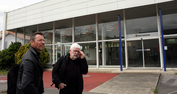Charles Imbert et Michel Allenou, devant l'ancien garage Renault racheté par Emmaüs./Photo DDM N. Fualdes 