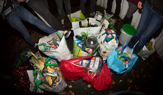 Les Gars'pilleurs posent devant les aliments récupérés dans les poubelles d'un supermarché toulousain début décembre./ Photo DR, les Gars'pilleurs 