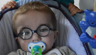 Depuis le 24 février dernier, les dons affluent du tarn et d'ailleurs pour aider le petit Kériann, ici avec son frère Ruben, à se faire soigner via une thérapie innovante en Autriche. / Photo DDM 