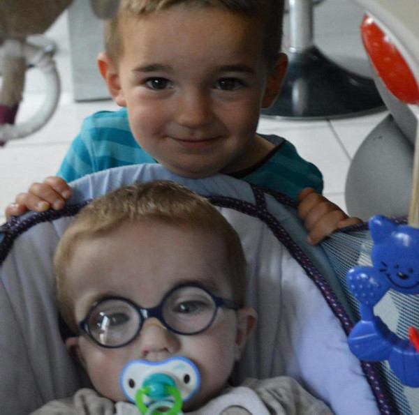 Depuis le 24 février dernier, les dons affluent du tarn et d'ailleurs pour aider le petit Kériann, ici avec son frère Ruben, à se faire soigner via une thérapie innovante en Autriche. / Photo DDM 