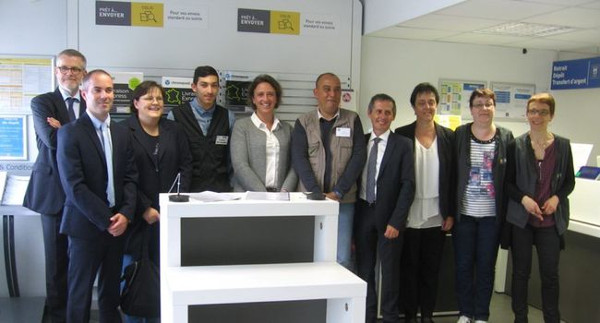 La Poste renouvelle jusqu'en juin 2017 son partenariat avec “quartier plus” et “regain”, associations d'aide à l'insertion./ Photo DDM JGC 