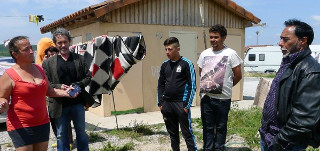 Les résidents du camp estiment que rien n'a été fait pour améliorer le site. A part leur surveillance./Photo DDM, JMG 