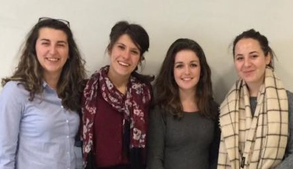 Des étudiantes collectent des produits d'hygiène 