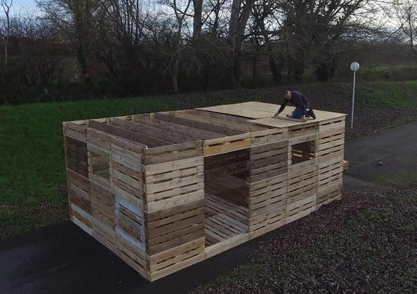 Un abri Rescooz en pleine construction./Photo DR