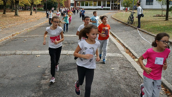 Les courses se sont enchaînées hier après-midi aux abords des bâtiments du lycée. En haut, les filles sur le départ, 1 600 élèves au total se sont mobilisés pour le cross Ela. 