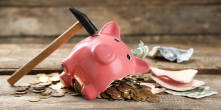 Seuls 10 % des ménages précaires bénéficient d'une offre bancaire spécifique. © Shutterstock
