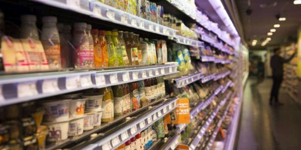  La loi anti-gaspillage alimentaire doit notamment empêcher les grandes surfaces de jeter de la nourriture et de rendre leurs invendus impropres à la consommation. Archives AFP