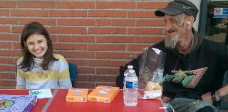 Alyssa et Simon ont exposé des dessins devant le Carrefour City du bd Déodat de Séverac . / Photo DR. 