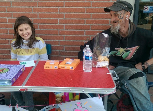 Alyssa et Simon ont exposé des dessins devant le Carrefour City du bd Déodat de Séverac . / Photo DR. 