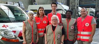 Les bénévoles de la Croix-Rouge Castres-Mazamet entourent la présidente Michelle Lesceux, au centre, et le directeur local de l'urgence et du secourisme Franck-Edouard Gendronneau, à droite./ Photo DDM, S. F.