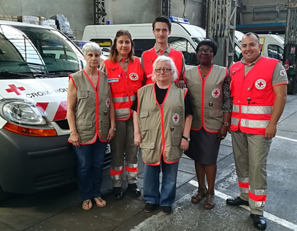Les bénévoles de la Croix-Rouge Castres-Mazamet entourent la présidente Michelle Lesceux, au centre, et le directeur local de l'urgence et du secourisme Franck-Edouard Gendronneau, à droite./ Photo DDM, S. F. 