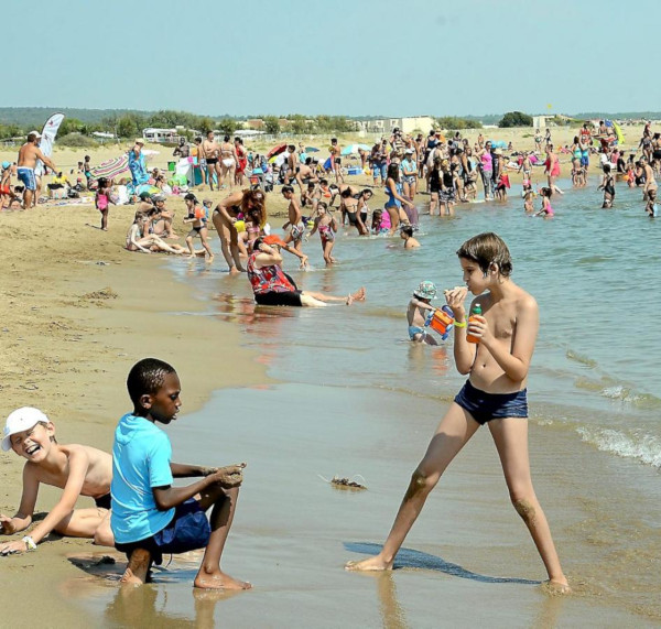Fous rires et jeux sur la plage, du matin au soir./ Photos Christophe Barreau