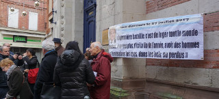 Les membres du collectif réunis devant la Préfecture pour protester./ Photo DDM.