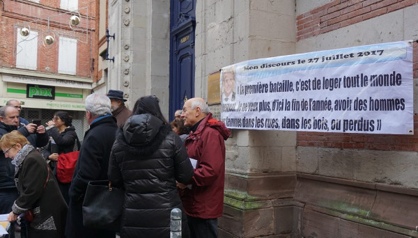 Les membres du collectif réunis devant la Préfecture pour protester./ Photo DDM.