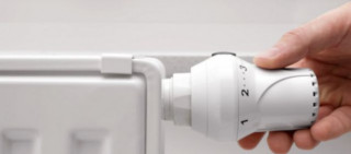 Radiateur et robinet thermostatique © AlexRaths - iStock
