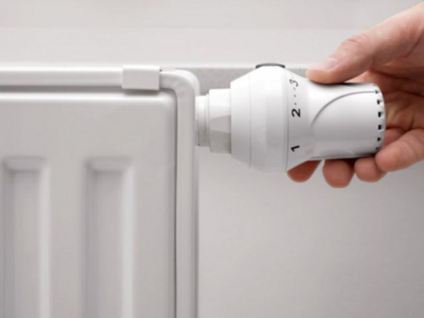 Radiateur et robinet thermostatique © AlexRaths - iStock