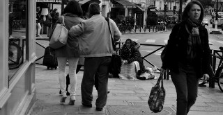 Les dernières études constatent une hausse du nombre de femmes vivant dans la rue, pourtant elles demeurent trop souvent invisibles. Bady Wong/Flickr, CC BY-NC-ND