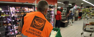 Un bénévole des banques alimentaires récolte les dons dans un supermarché à L’Haÿ-les-Roses (Val-de-Marne) le 26 mai 2015. PHILIP PE WOJAZER/REUTERS