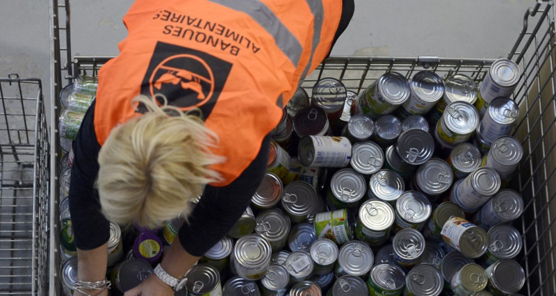 Les dons alimentaires posent parfois des problèmes logistiques et de stockage insurmontables aux associations. Surtout pour les produits frais. AFP PHOTO/ANNE-CHRISTINE POUJOULAT (Photo by ANNE-CHRISTINE POUJOULAT/AFP) - ANNE-CHRISTINE POUJOULAT/AFP