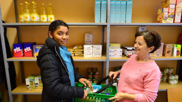 Hiasnie vient chaque jeudi remplir son panier et discuter avec les bénévoles du Secours populaire./DDM, E.C.
