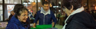 Des bénévoles des Restaurants du cœur préparent la distribution du soir sur la place de Budapest, près de Saint-Lazare, à Paris, le 27 février. OLGA KRAVETS POUR « LE MONDE »