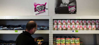 De nombreuses associations caritatives comme Les Restos du cœur reçoivent des dizaines de courriers de retraités navrés de stopper leurs dons. PHILIPPE LOPEZ / AFP